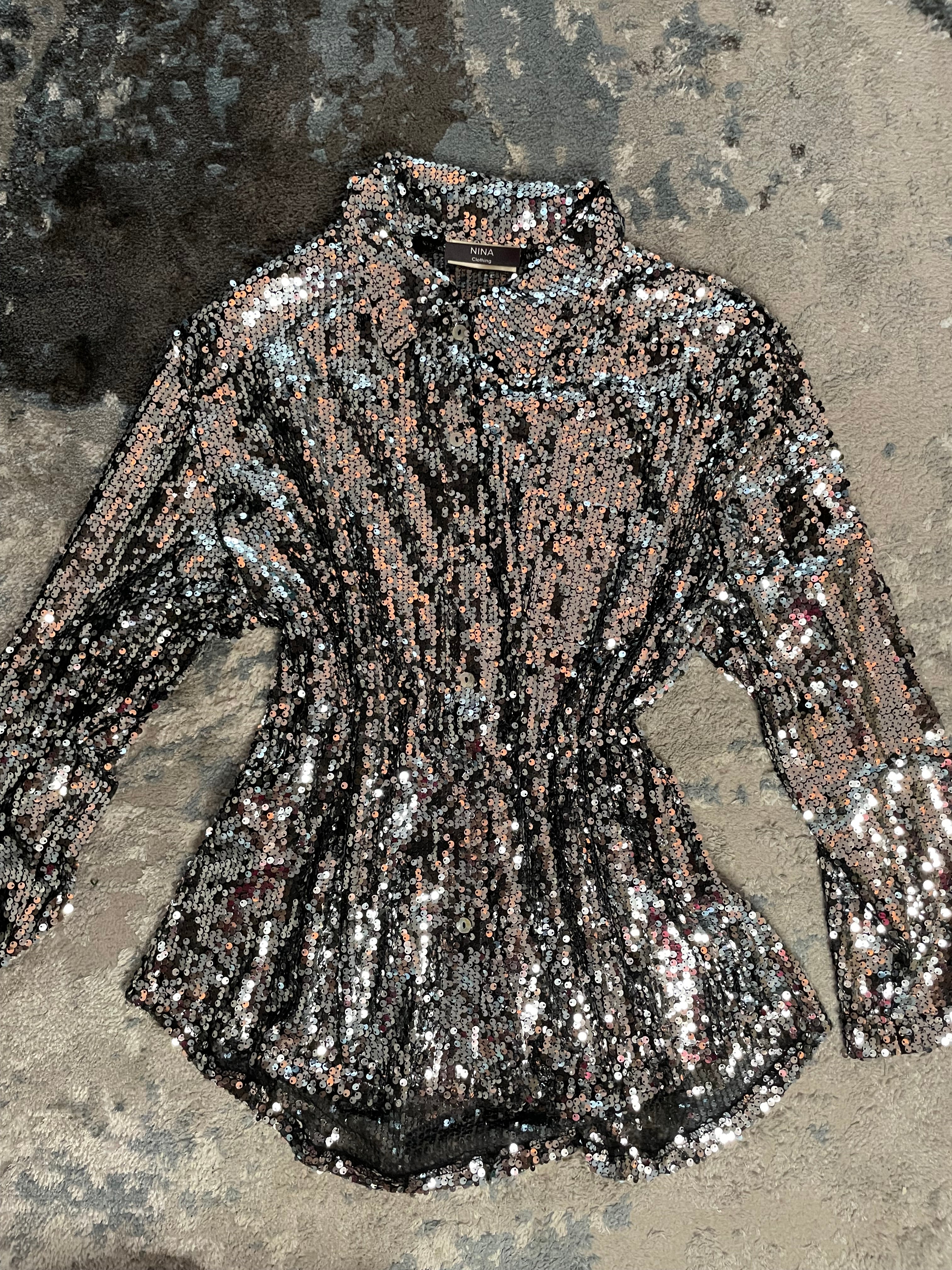 Blusa plateada de lentejuelas