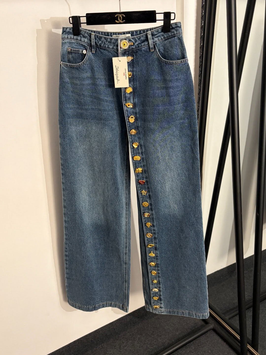 Jeans con botones dorados