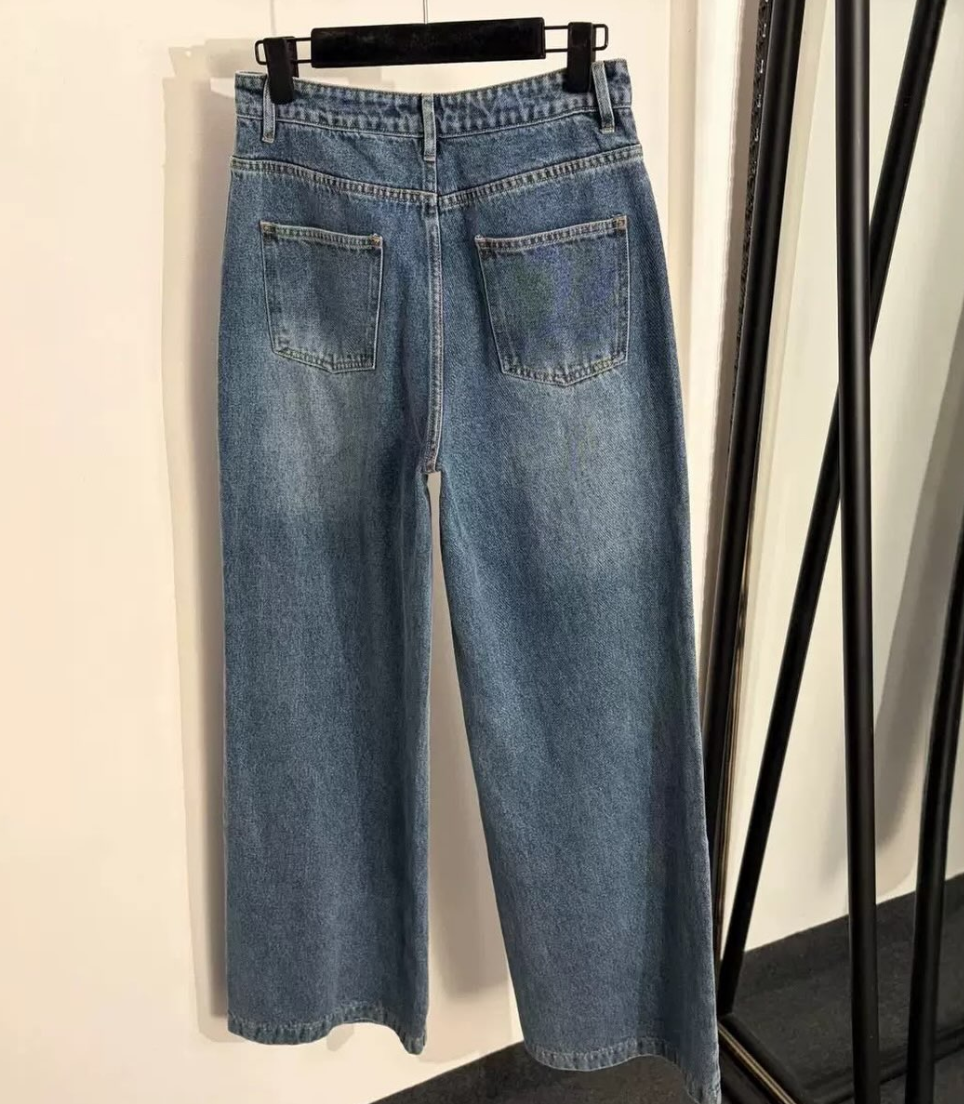 Jeans con botones dorados