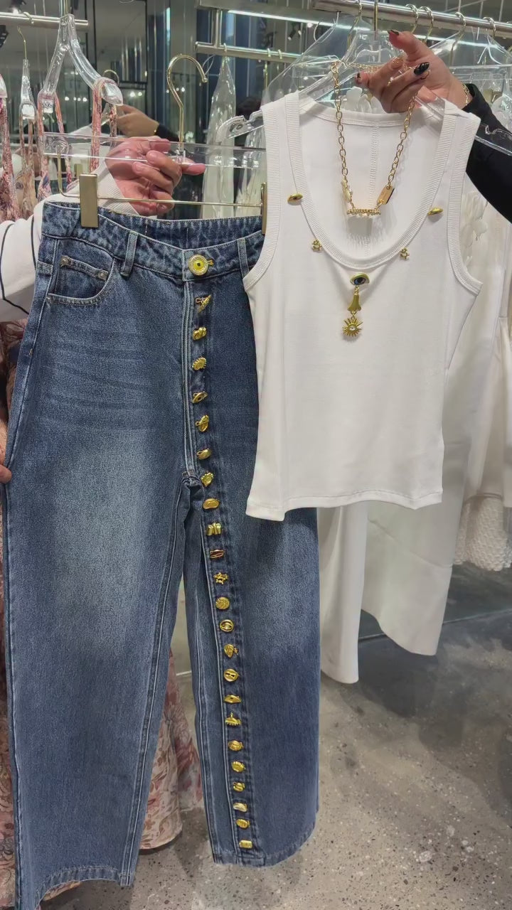 Jeans con botones dorados